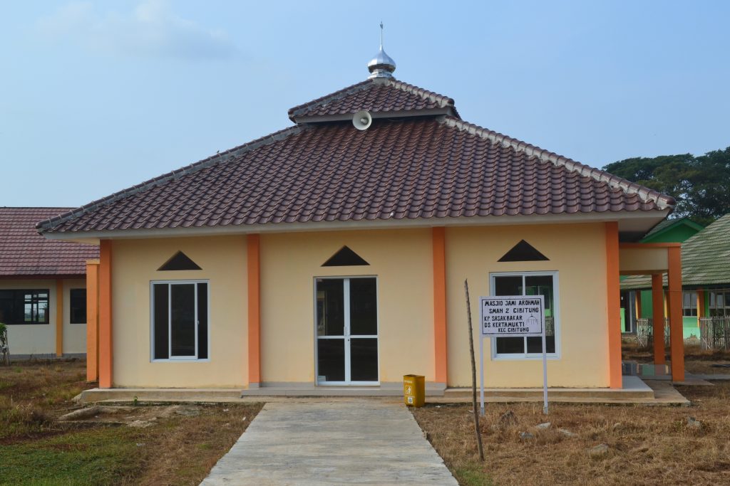 Gbr. Masjid sekolah diambil dari angel yang berbeda